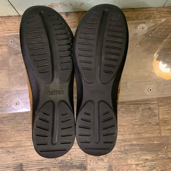 Women’s Aetrex tan leather clogs with a vintage boho vibe. Preloved - Picture 6 of 7